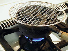 �I�B�����Y�̒��Ε��@�B�����ɔ����ĖԂ��W������B